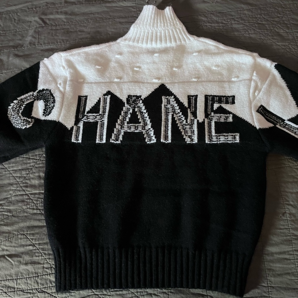 Chanel Coco beautiful Christmas sweater 😍